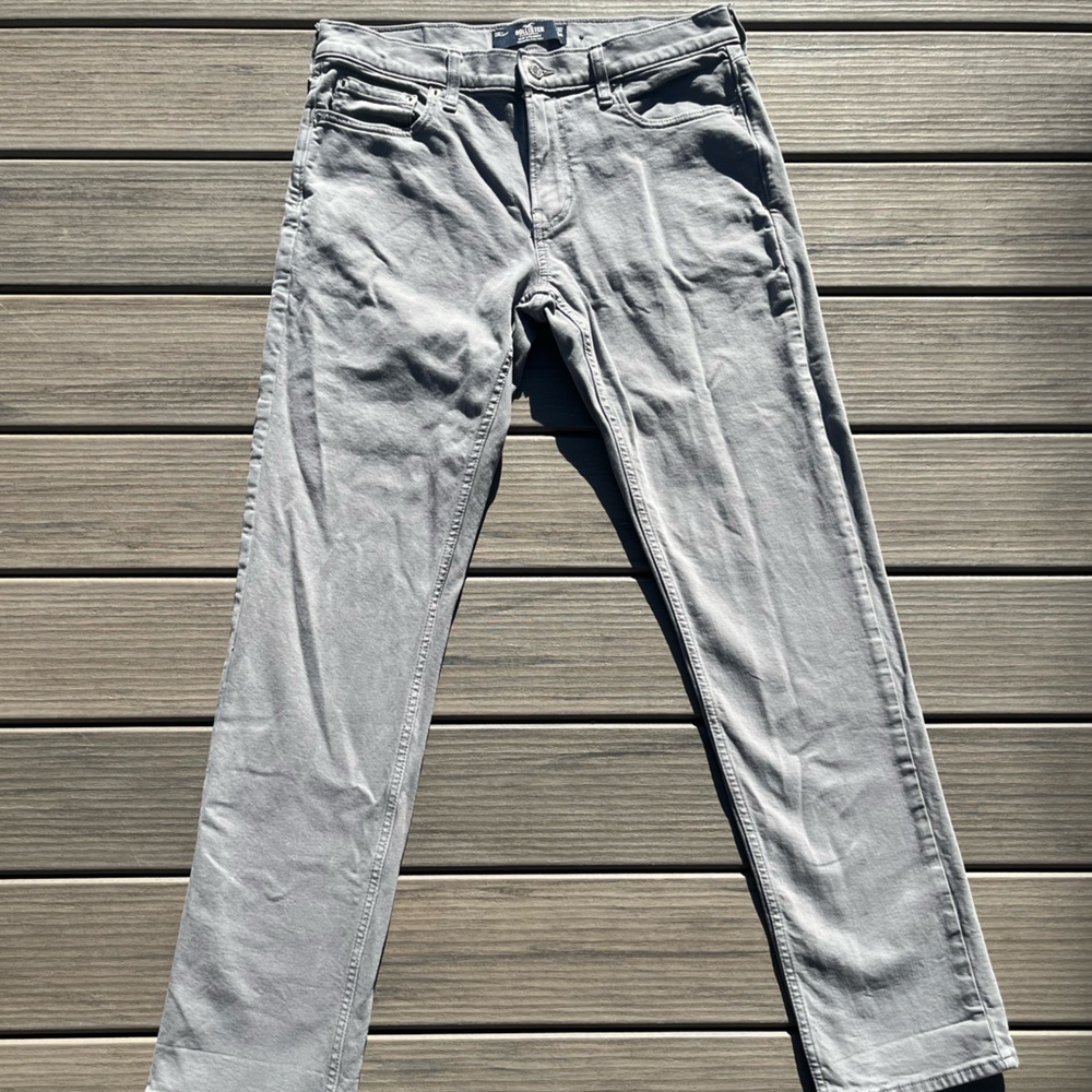 Hollister CA; Light Grey; Epic Flex; Slim Straight Jeans; Minor Wear; 32W/34L